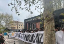 Liselilerin direniş sürüyor: “Öğretmenime dokunma”