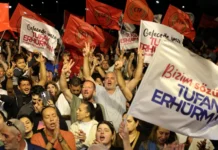 Kuzey Kıbrıs’ta cumhurbaşkanlığı seçiminin ilk turunu muhalefetin adayı Tufan Erhürman kazandı.