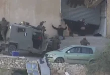 Siyonist İsrail askerleri, ellerini havaya kaldırarak dışarıya çıkan 2 Filistinliyi infaz etti!