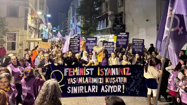 izmir gece yürüyüşü
