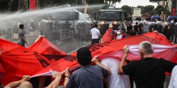 Tiran’da onbinler Trump’ın damadının lüks turizm projesine karşı ayakta: “Arnavutluk satılık değil”